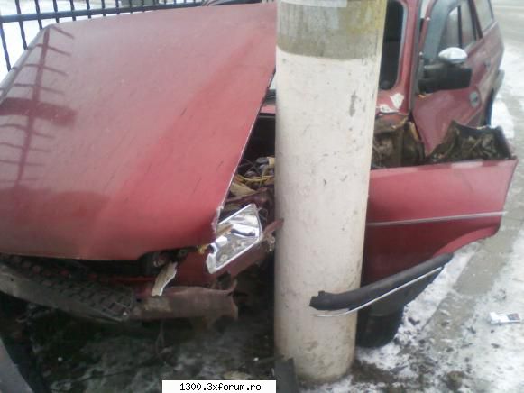 Am vazut prin tara - Stalpul a "decojit" masina, a trecut exact pe - Diverse auto