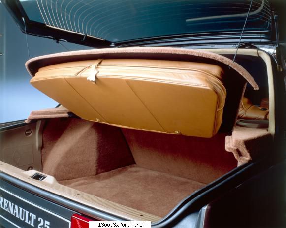 Renault 25 Turbo-DX 1990 - Pasiunea mea - - Detaliu al portbagajului: husa din piele - "Vechitura" mea